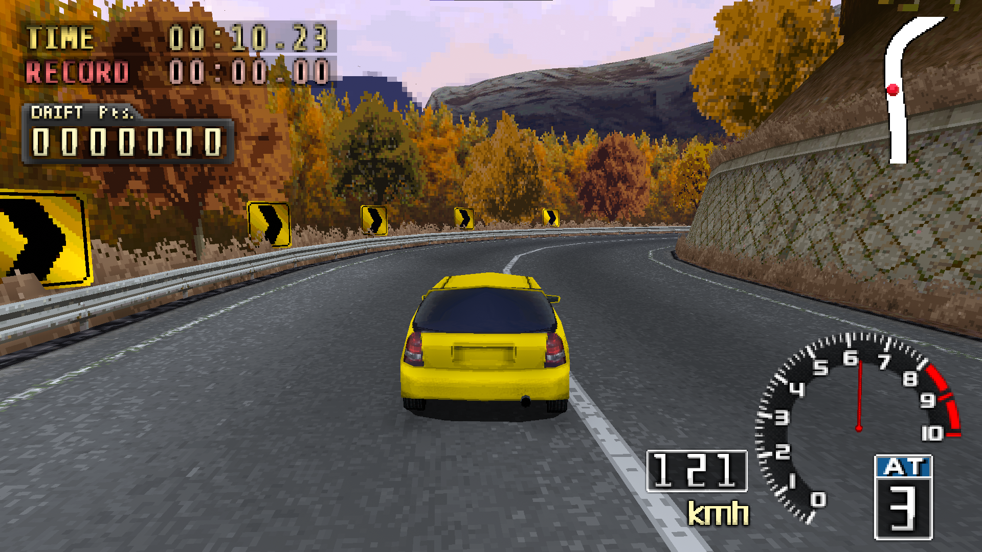 飄移山峰 Driftline Peaks 遊戲畫面，黃色車在秋季山道行駛，UI 顯示計時、漂移積分與速度計