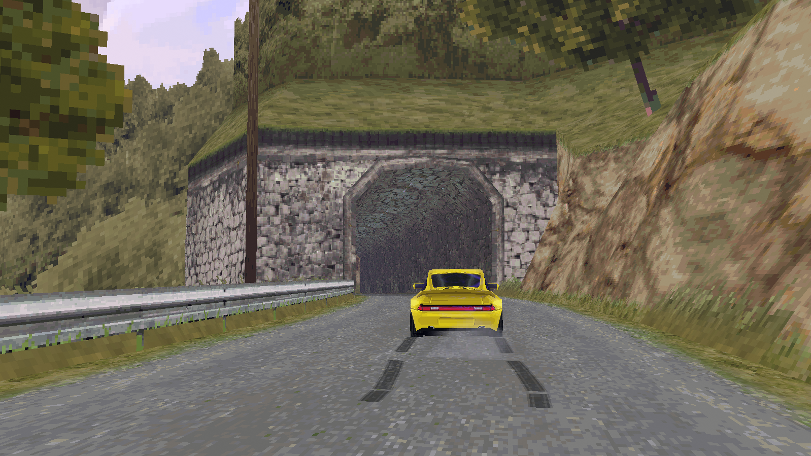 飄移山峰 Driftline Peaks 石砌隧道場景，黃色跑車正面對著隧道入口，綠色山坡背景