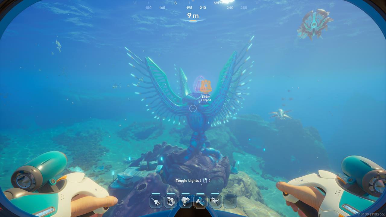Subnautica 2 天使櫛展翅造型居於淡藍海中，UI 顯示逃生艙距離 186 米