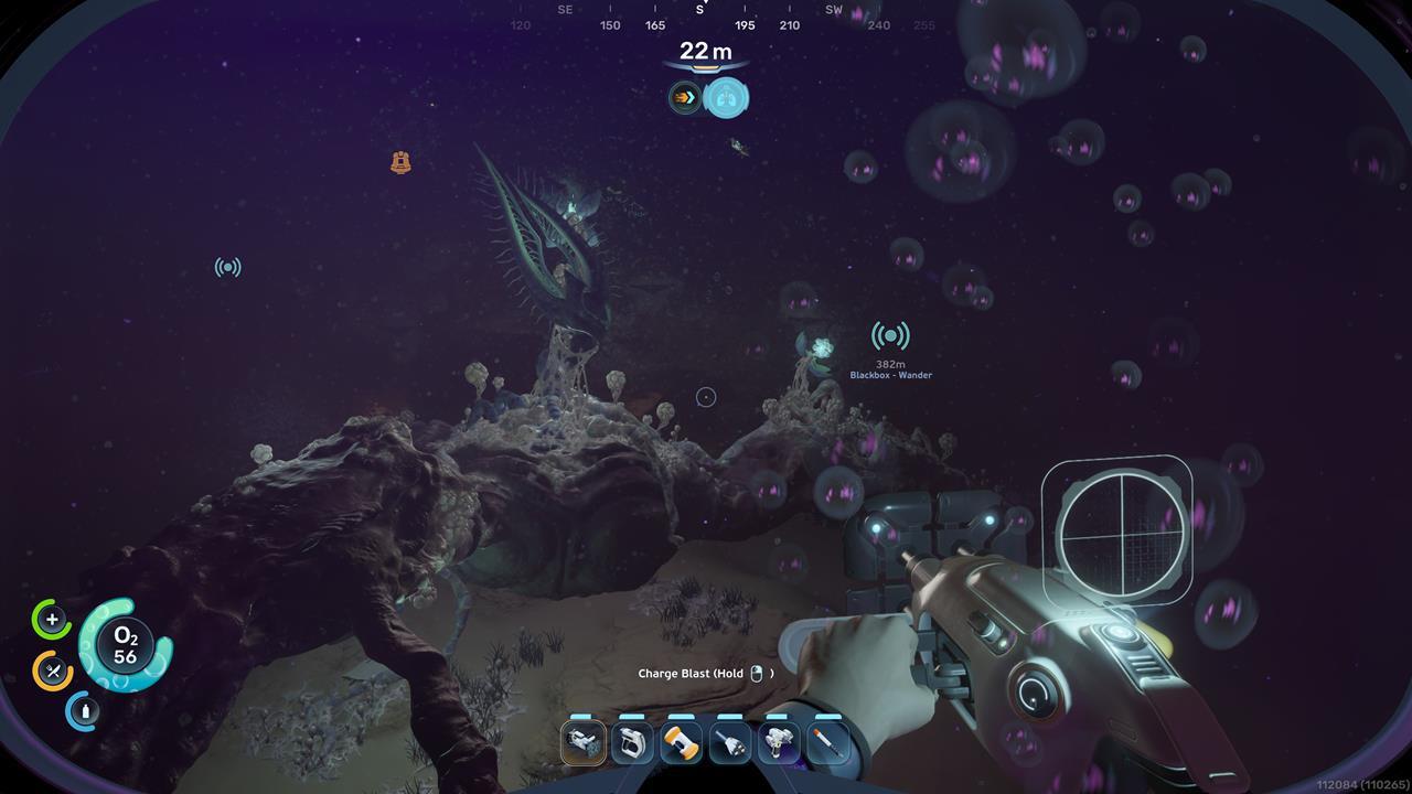 Subnautica 2 玩家持聲波共振器準備消滅天使櫛花萼膿包，旁邊顯示 Wander 黑盒子距離