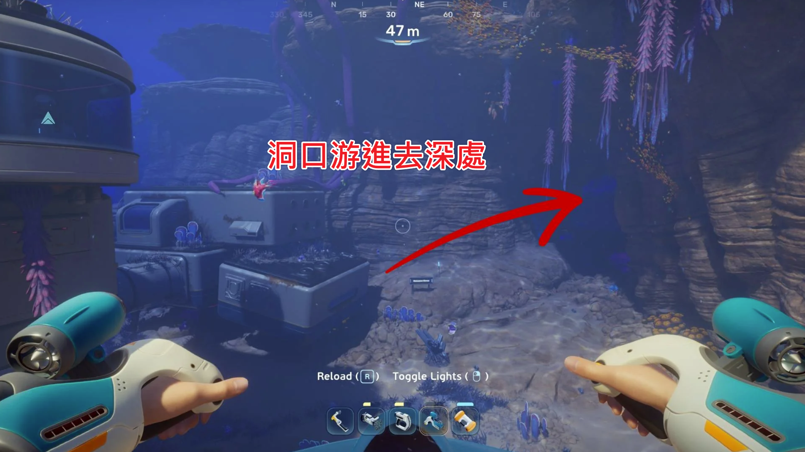Subnautica 2 舊棲息地右側的大型洞穴入口，箭頭指示進入方向