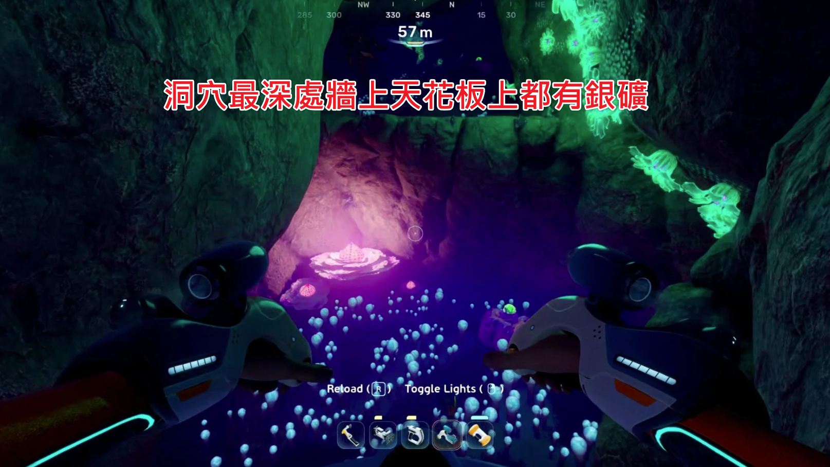 Subnautica 2 洞穴最深處充滿發光球莖，牆壁天花板布滿銀礦節點