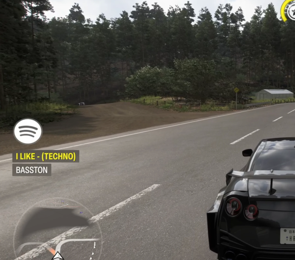 FH6 遊戲內 Spotify Radio HUD 顯示曲名與歌手